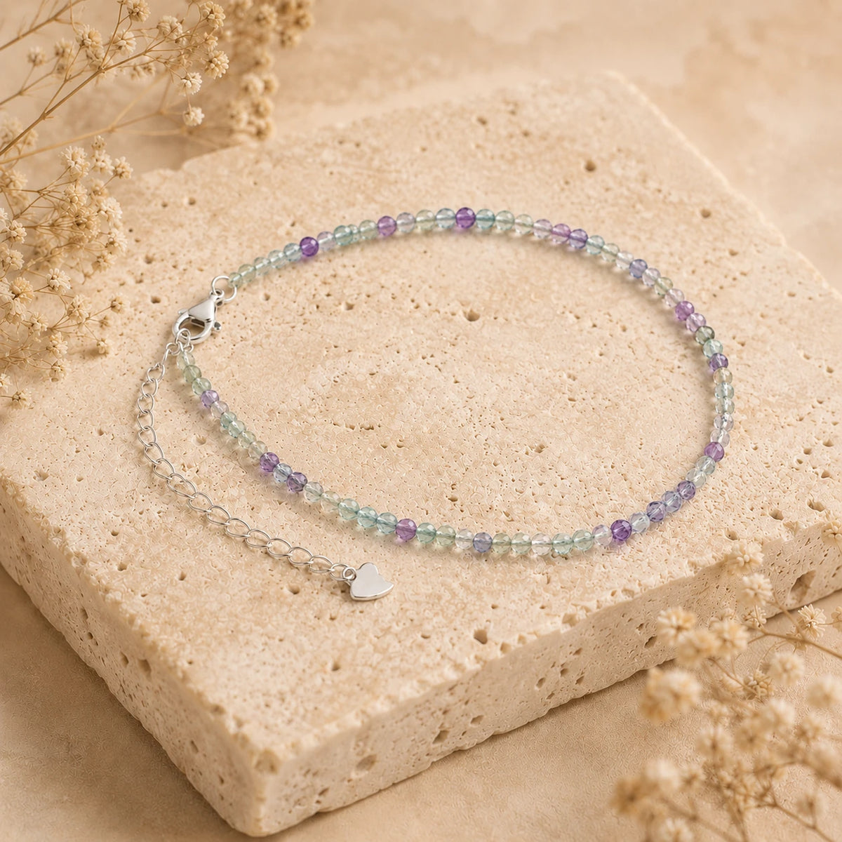 Fluorit Armband mit 925 Silber – Produktansicht auf heller Steinplatte