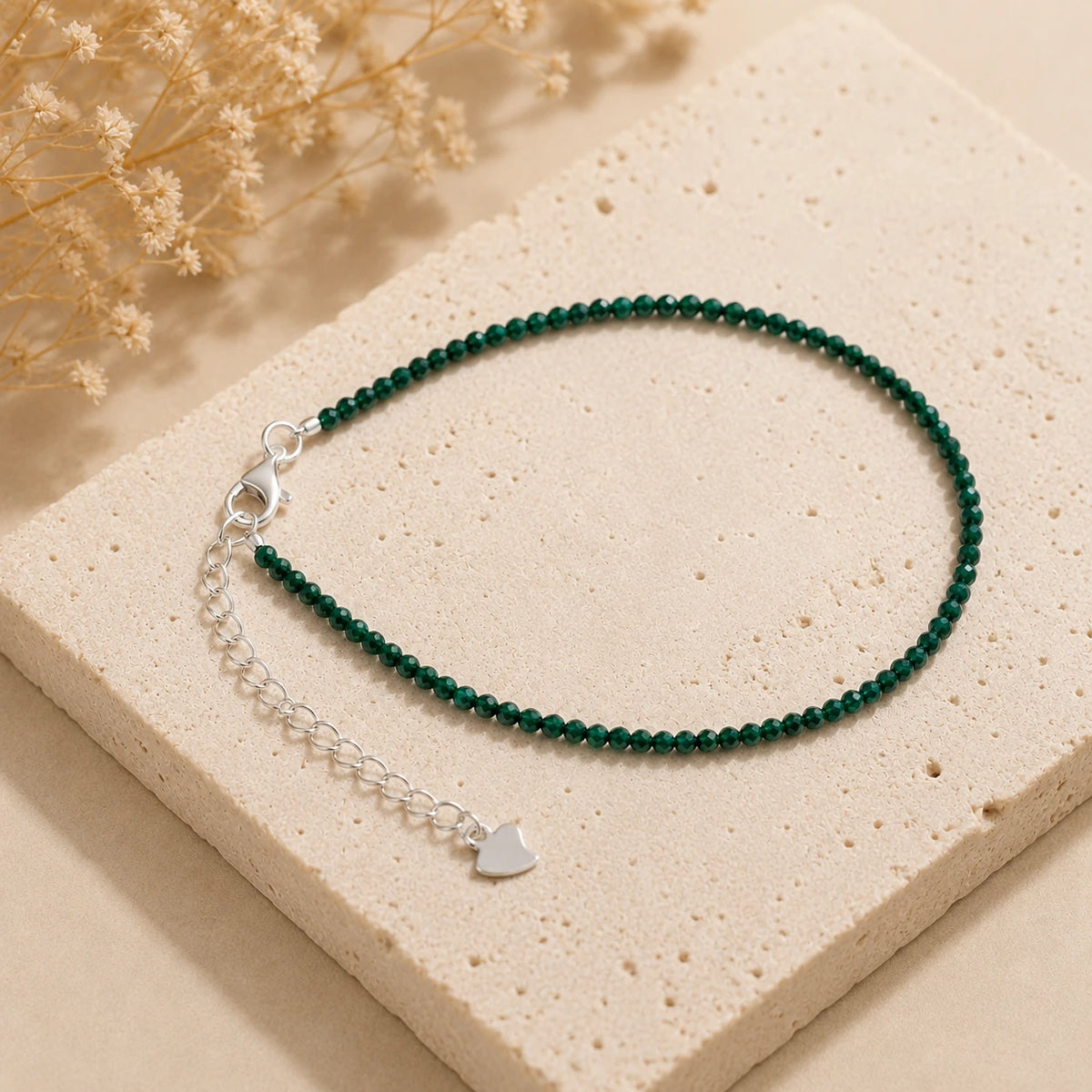 Malachit Armband mit 925 Silber – Produktansicht auf heller Steinplatte