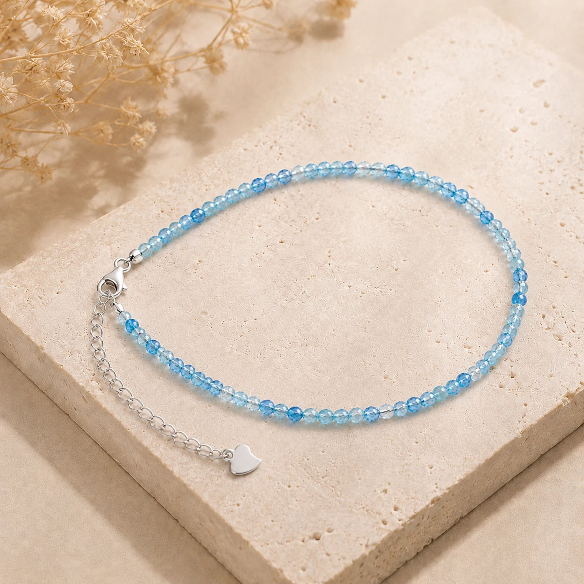 Aquamarin Armband mit 925 Silber – Produktansicht auf heller Steinplatte