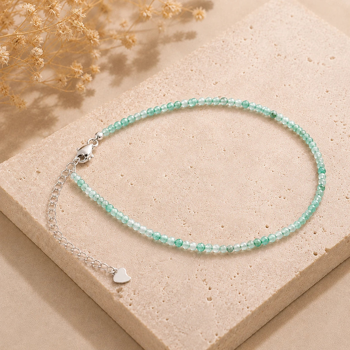 Smaragd Armband mit 925 Silber – Produktansicht auf heller Steinplatte