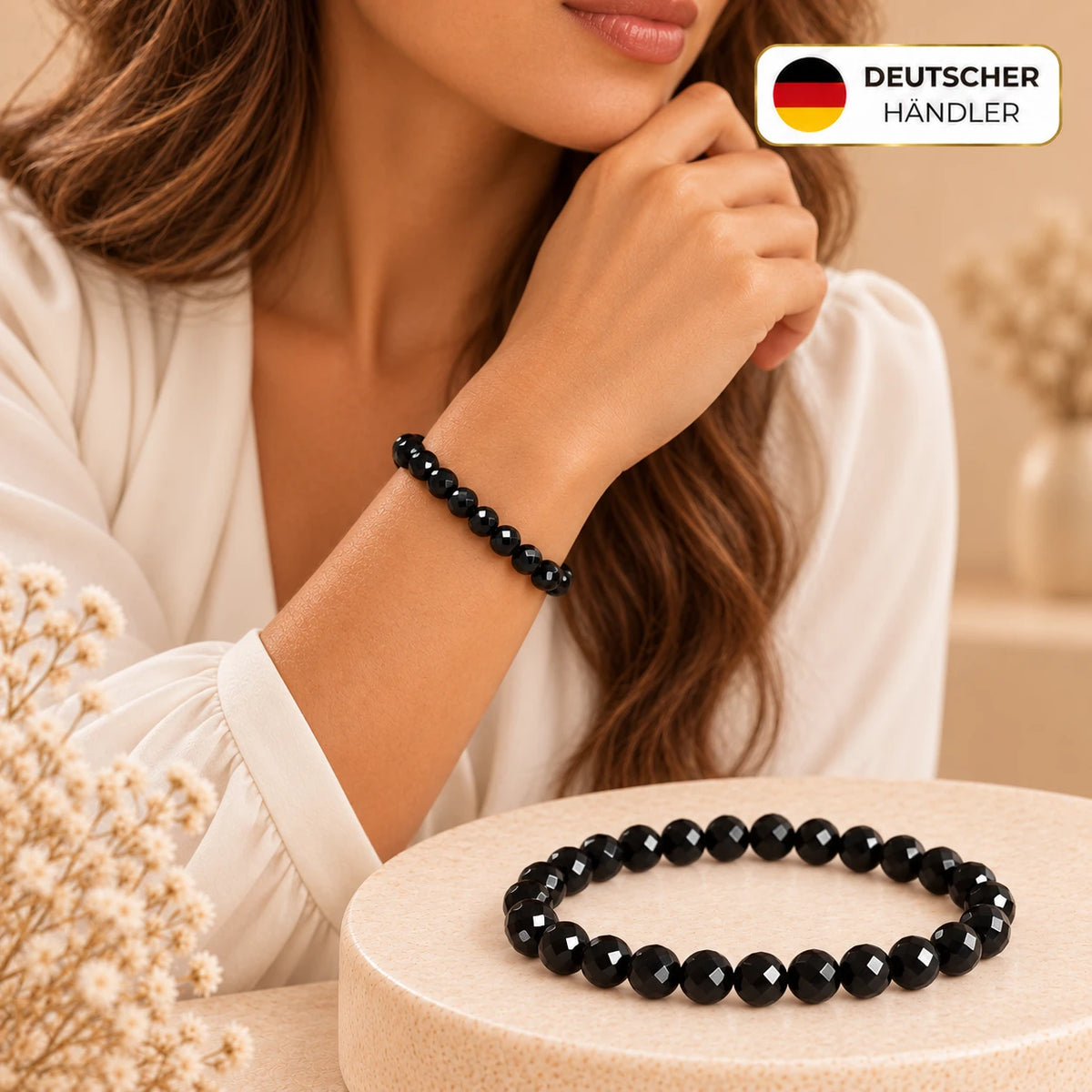 Schwarzer Onyx Armband facettiert, 6 mm – Tragebild und Detailansicht