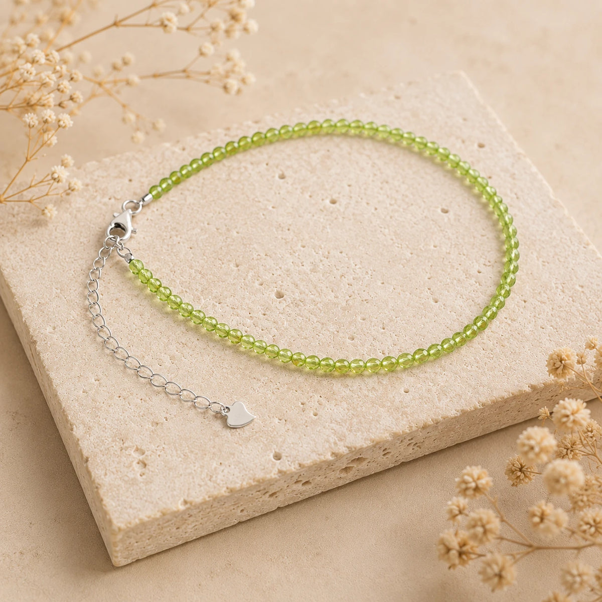 Peridot Armband mit 925 Silber – Produktansicht auf heller Steinplatte