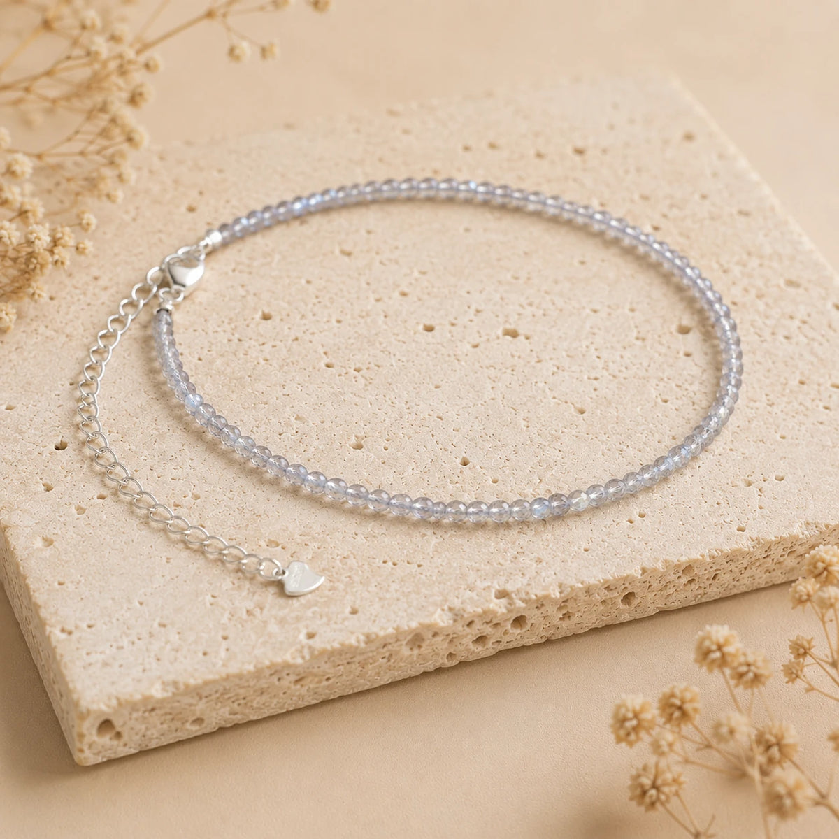 Labradorit Armband mit 925 Silber – Produktansicht auf heller Steinplatte