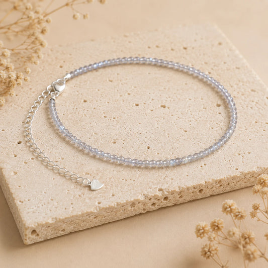 Labradorit Armband mit 925 Silber – Produktansicht auf heller Steinplatte