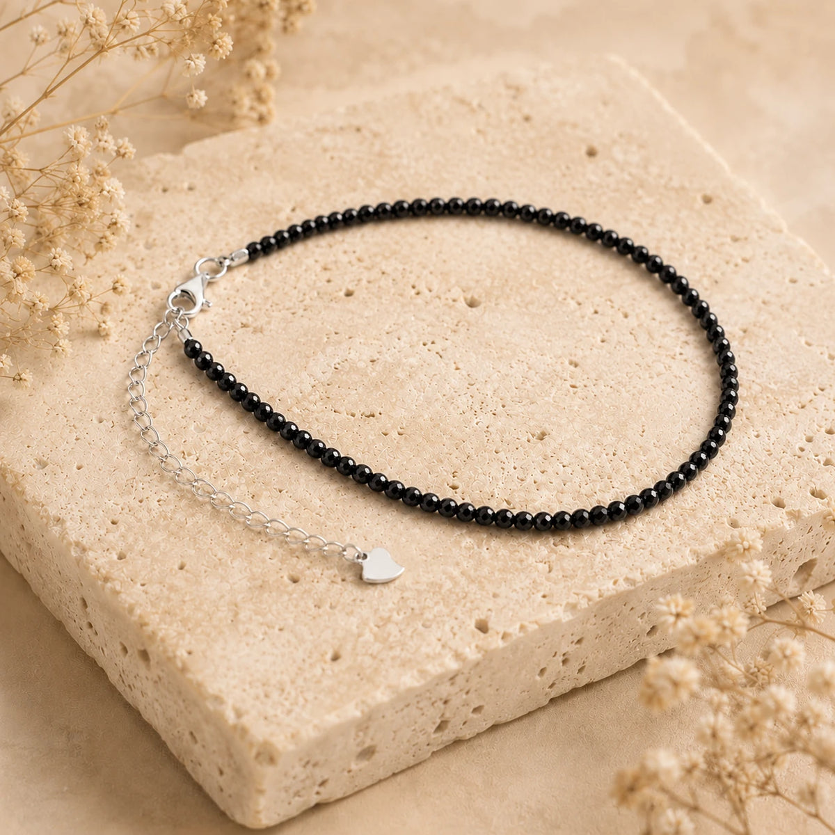 Schwarzer Turmalin Armband mit 925 Silber – Produktansicht auf heller Steinplatte