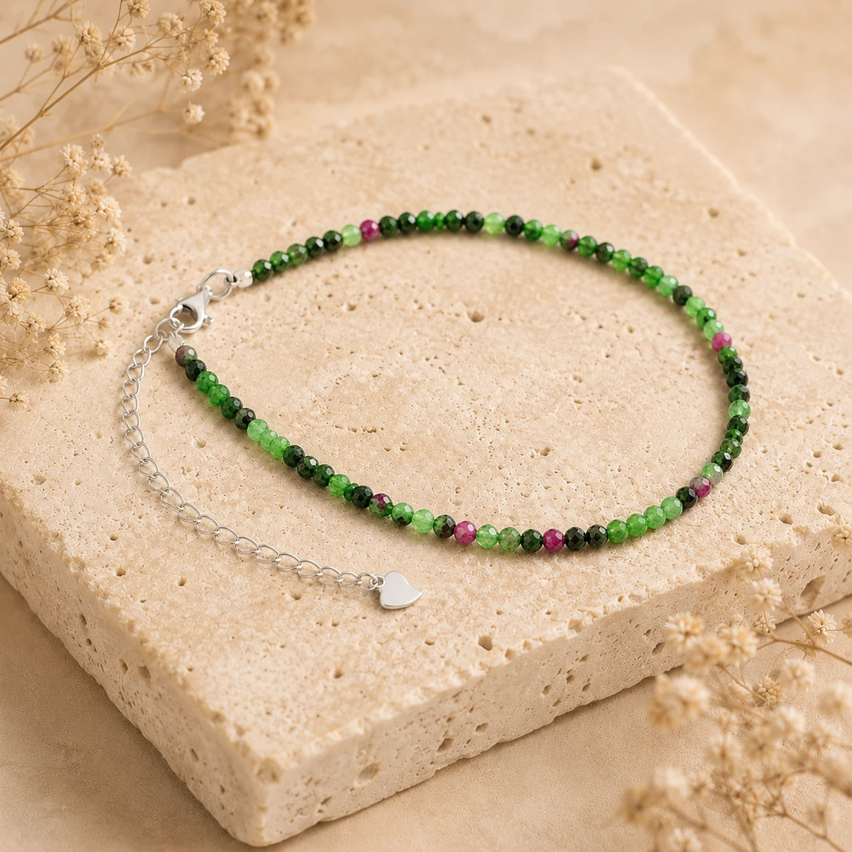 Rubin-Zoisit Armband mit 925 Silber – Produktansicht auf heller Steinplatte