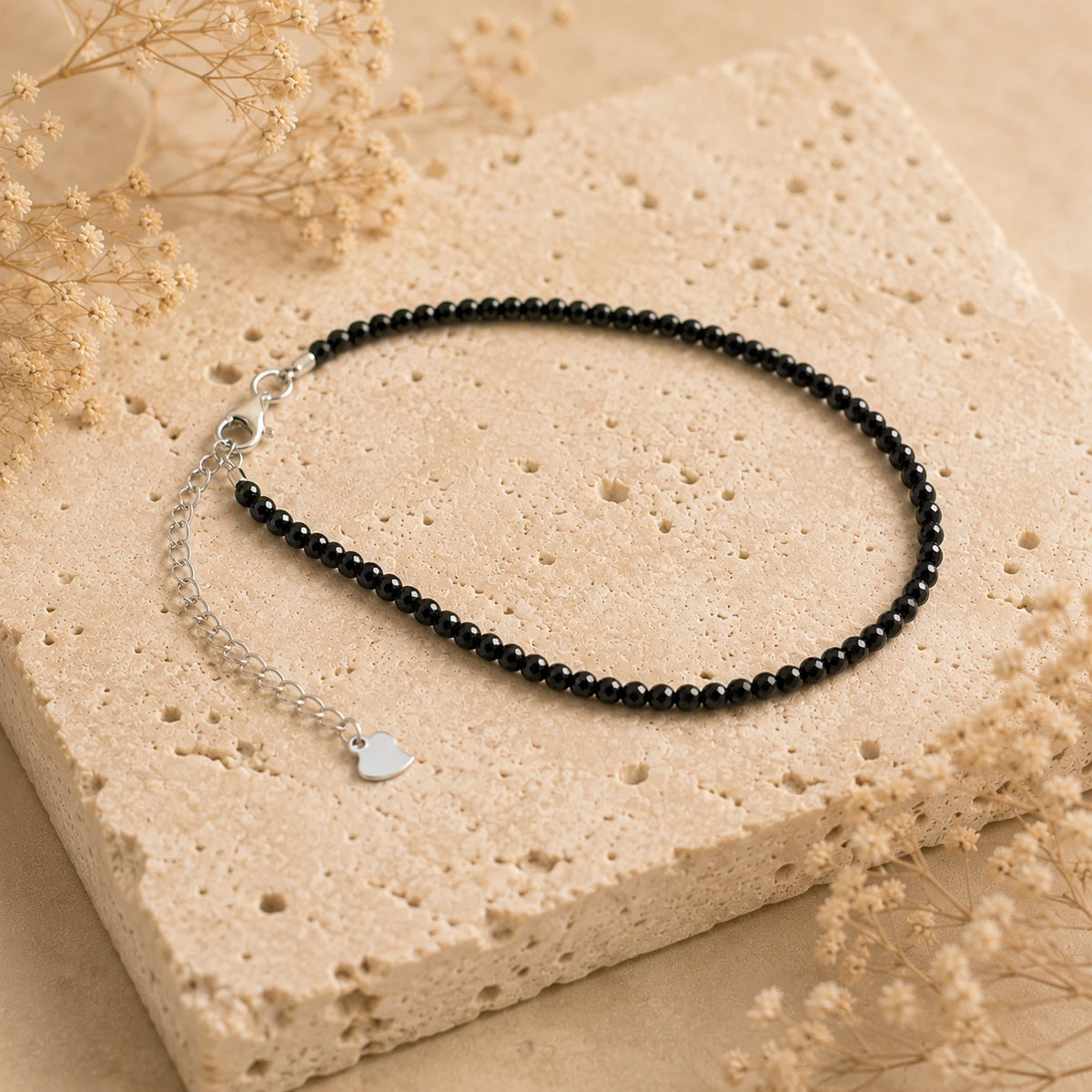Schwarzer Spinell Armband mit 925 Silber – Produktansicht auf heller Steinplatte