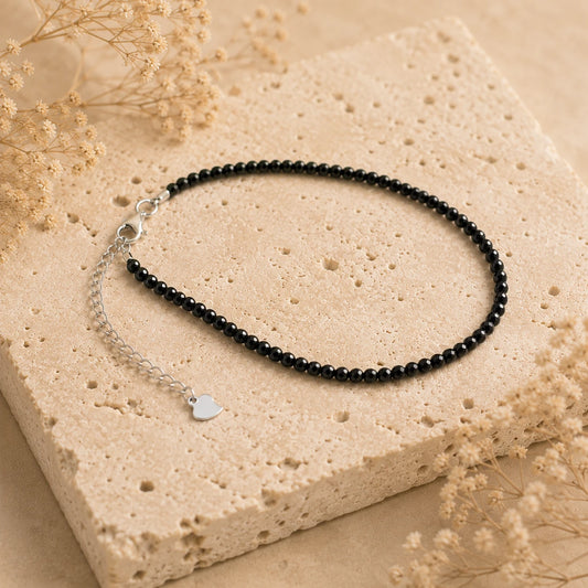 Schwarzer Spinell Armband mit 925 Silber – Produktansicht auf heller Steinplatte