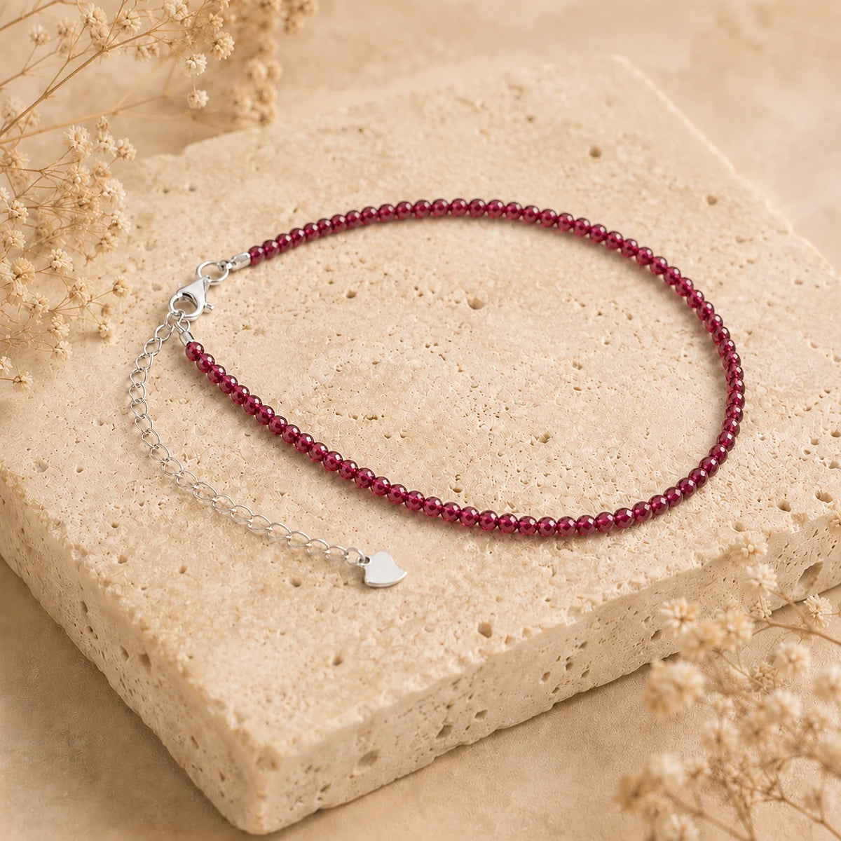 Granat Armband mit 925 Silber – Produktansicht auf heller Steinplatte
