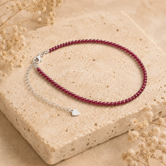 Granat Armband mit 925 Silber – Produktansicht auf heller Steinplatte