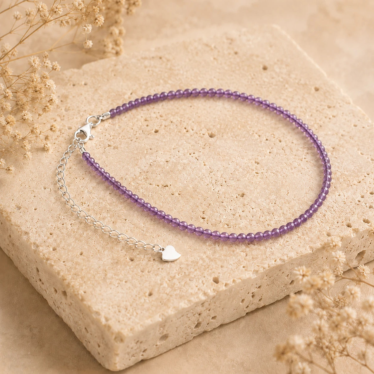 Amethyst Armband mit 925 Silber – Produktansicht auf heller Steinplatte