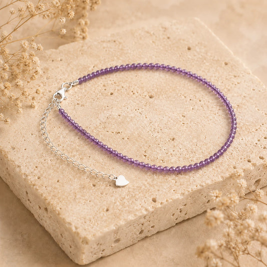 Amethyst Armband mit 925 Silber – Produktansicht auf heller Steinplatte
