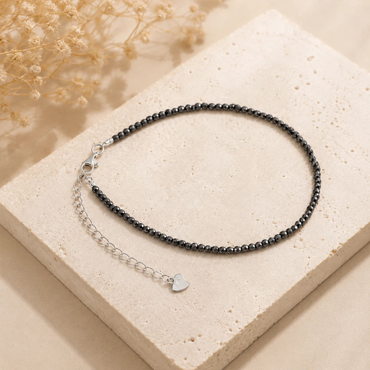 Hämatit Armband mit 925 Silber – Produktansicht auf heller Steinplatte