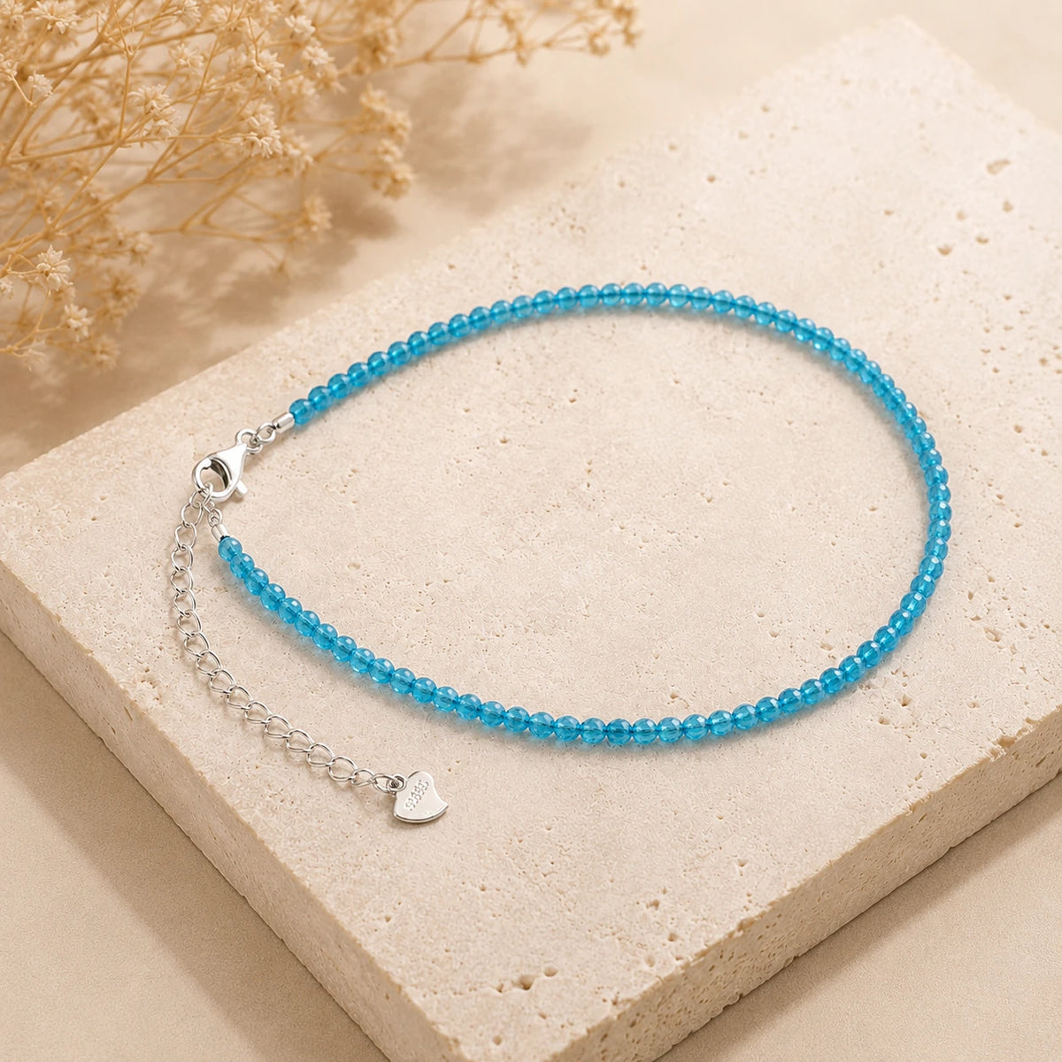 Apatit Armband mit 925 Silber – Produktansicht auf heller Steinplatte