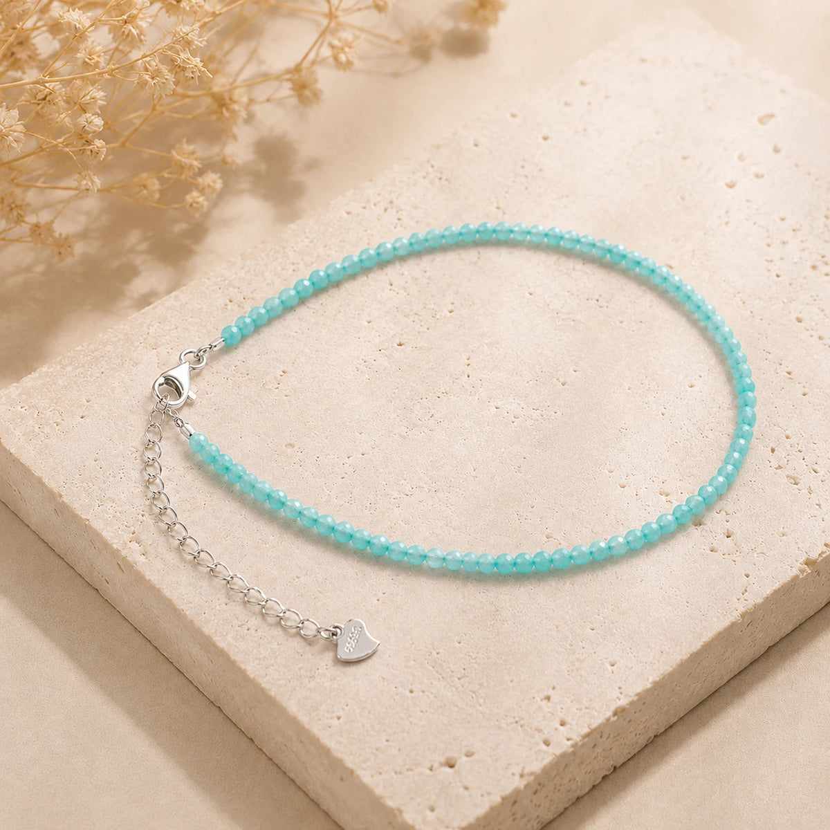 Amazonit Armband mit 925 Silber – Produktansicht auf heller Steinplatte