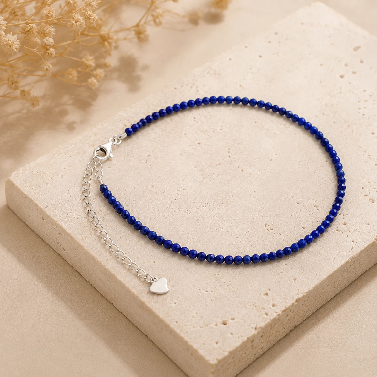 Lapislazuli Armband mit 925 Silber – Produktansicht auf heller Steinplatte