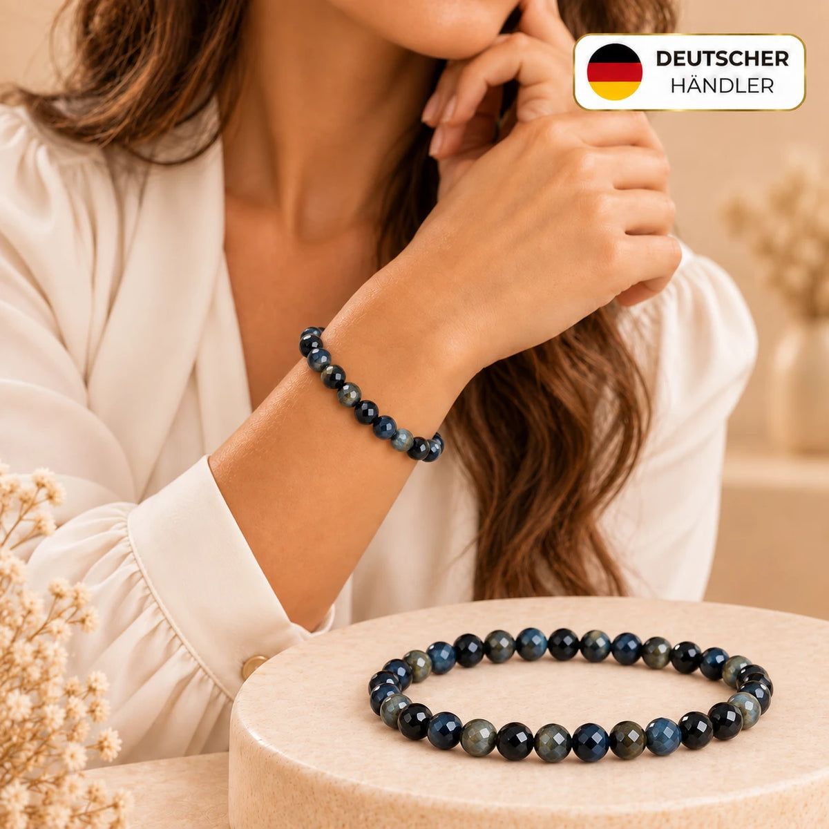 Blaues Tigerauge Armband facettiert, 6 mm – Tragebild und Detailansicht