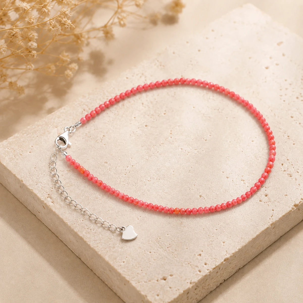 Roter Rhodonit Armband mit 925 Silber – Produktansicht auf heller Steinplatte