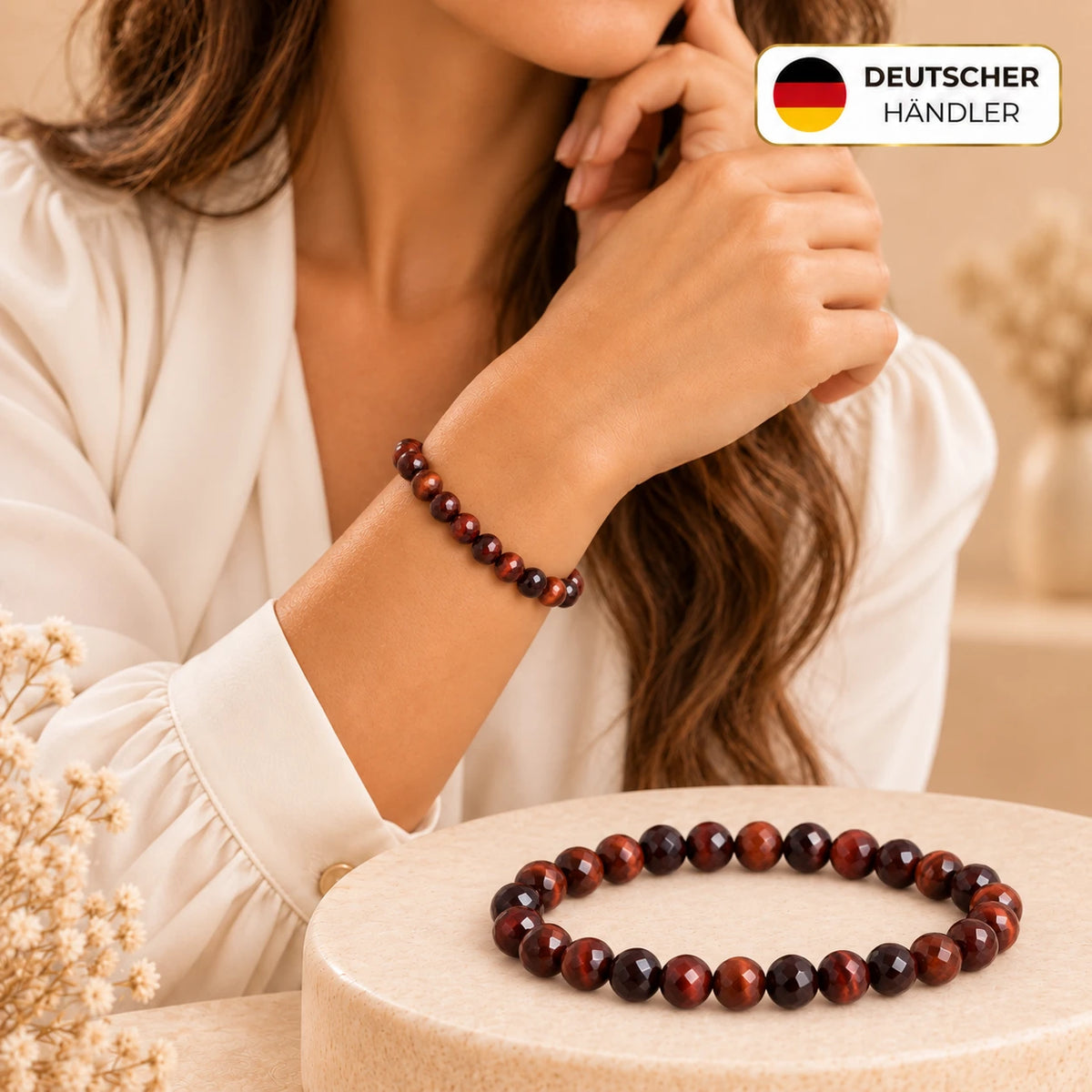 Rotes Tigerauge Armband facettiert, 6 mm – Tragebild und Detailansicht