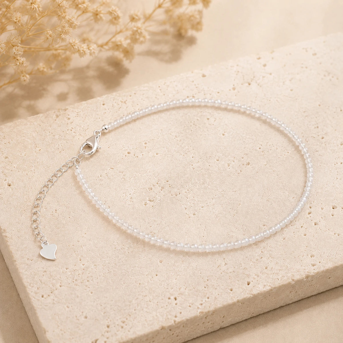 Mondstein Armband mit 925 Silber – Produktansicht auf heller Steinplatte