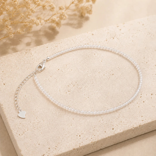 Mondstein Armband mit 925 Silber – Produktansicht auf heller Steinplatte