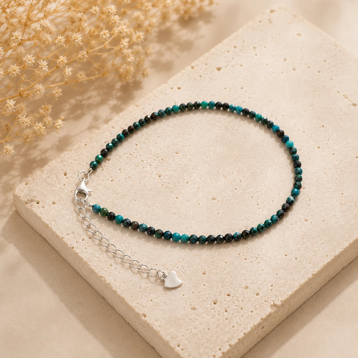 Chrysokoll Armband mit 925 Silber – Produktansicht auf heller Steinplatte