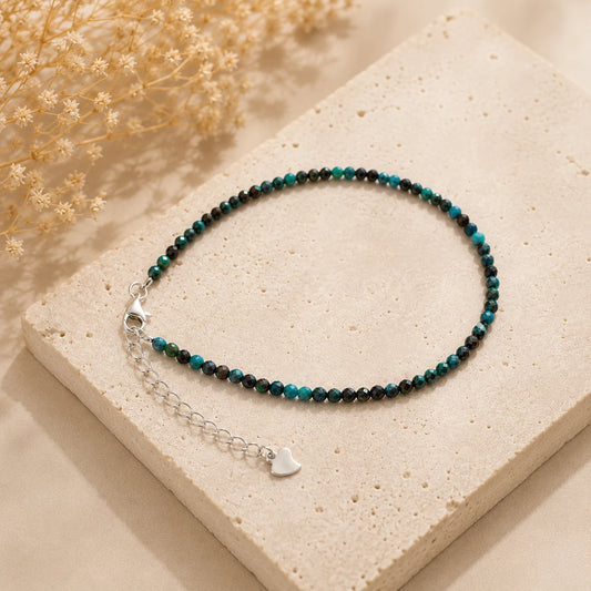 Chrysokoll Armband mit 925 Silber – Produktansicht auf heller Steinplatte