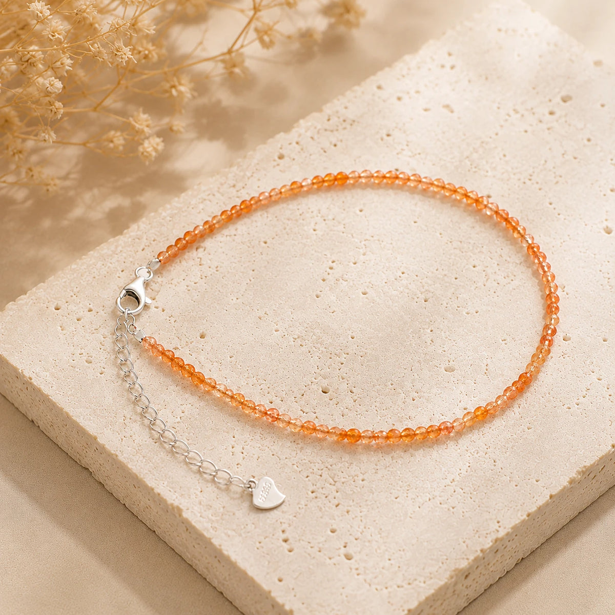 Sonnenstein Armband mit 925 Silber – Produktansicht auf heller Steinplatte