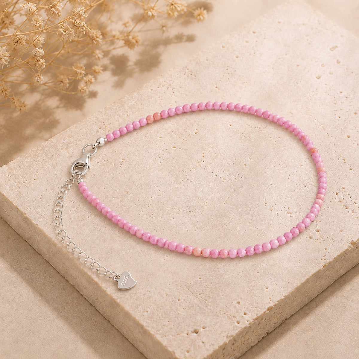 Phosphosiderit Armband mit 925 Silber – Produktansicht auf heller Steinplatte