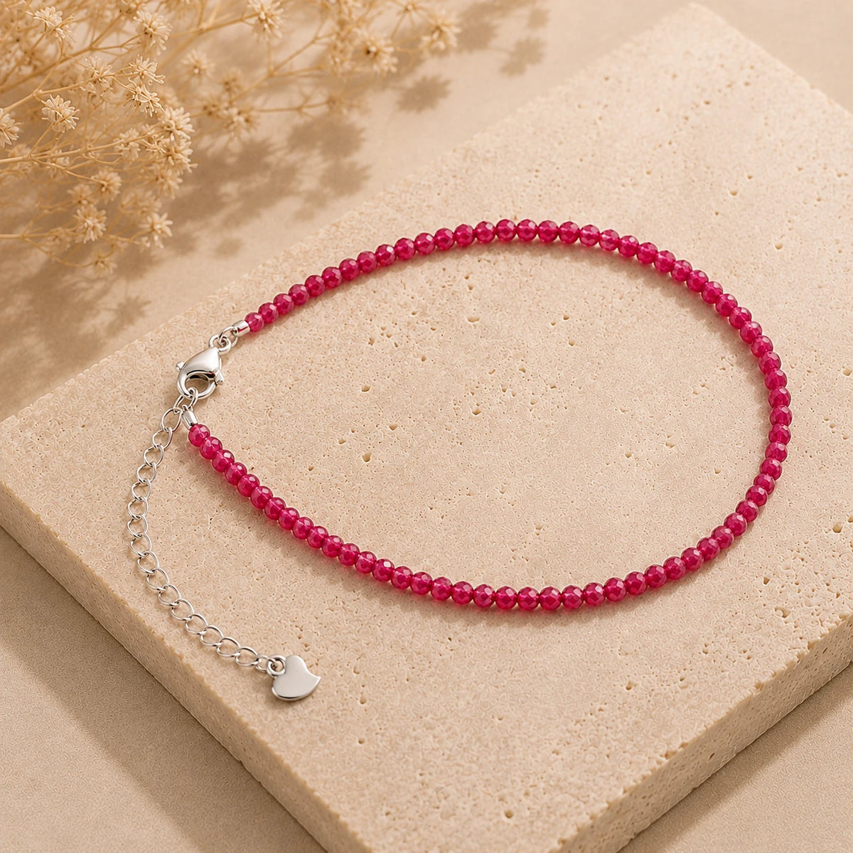 Rubin Armband mit 925 Silber – Produktansicht auf heller Steinplatte