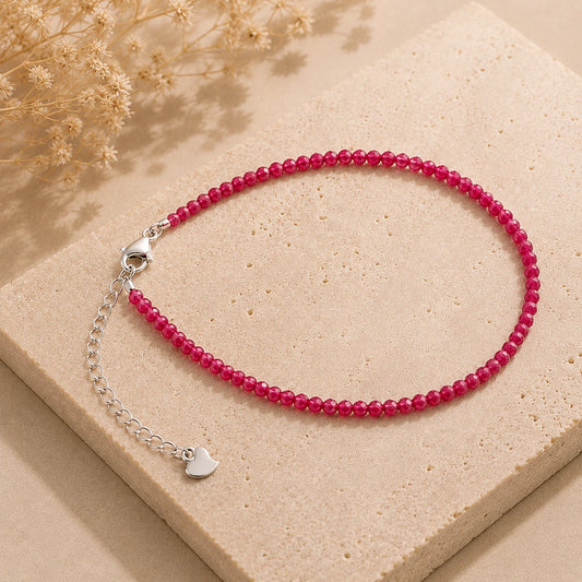 Rubin Armband mit 925 Silber – Produktansicht auf heller Steinplatte