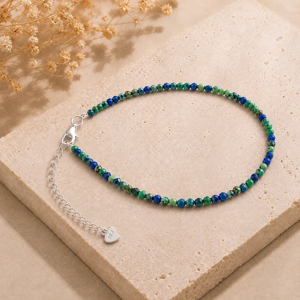 Azurit-Malachit Armband mit 925 Silber – Produktansicht auf heller Steinplatte