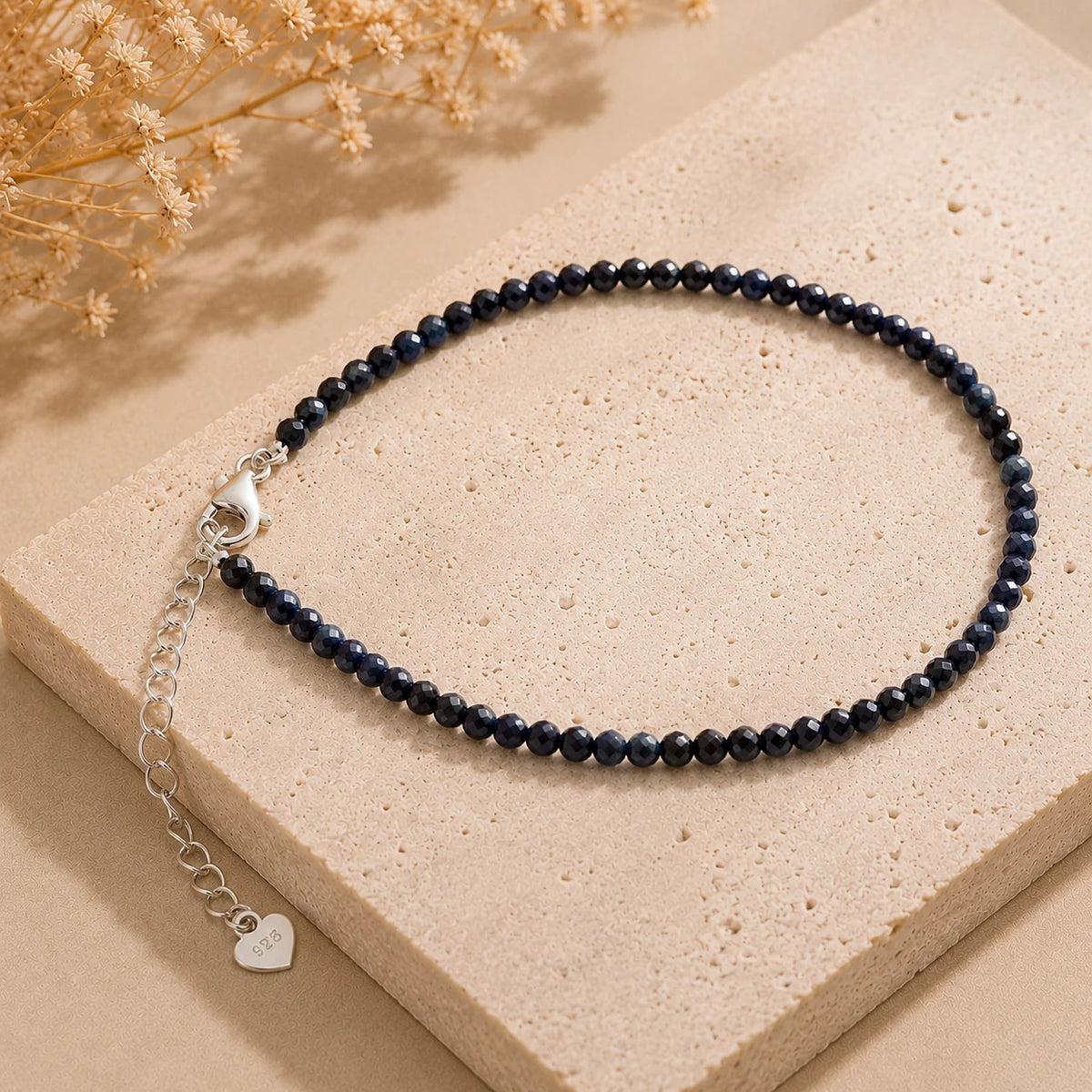 Blauer Saphir Armband mit 925 Silber – Produktansicht auf heller Steinplatte