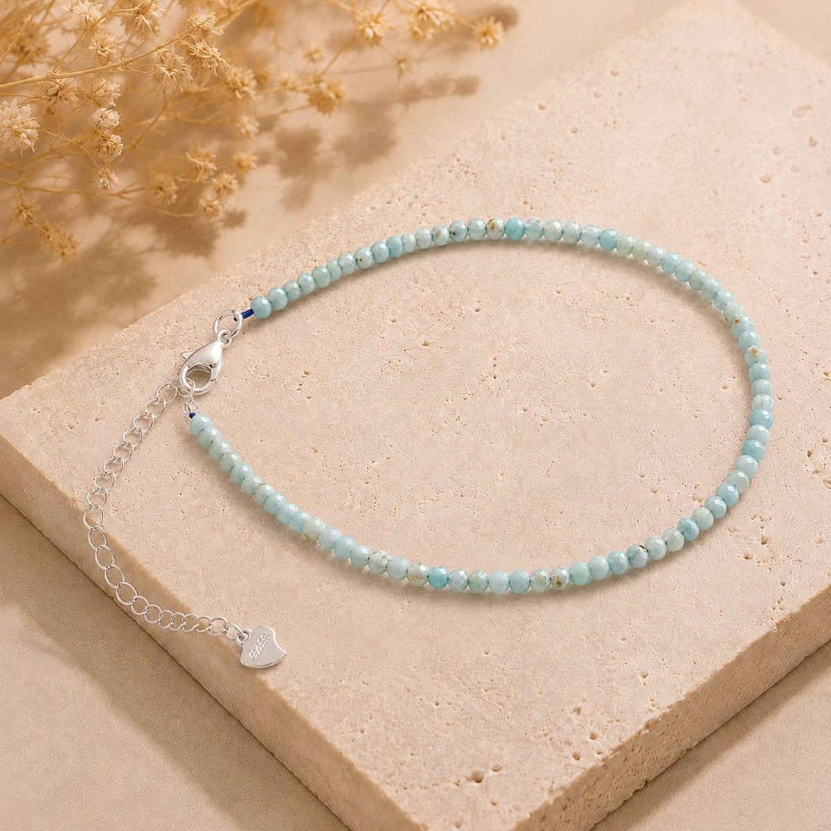 Larimar Armband mit 925 Silber – Produktansicht auf heller Steinplatte