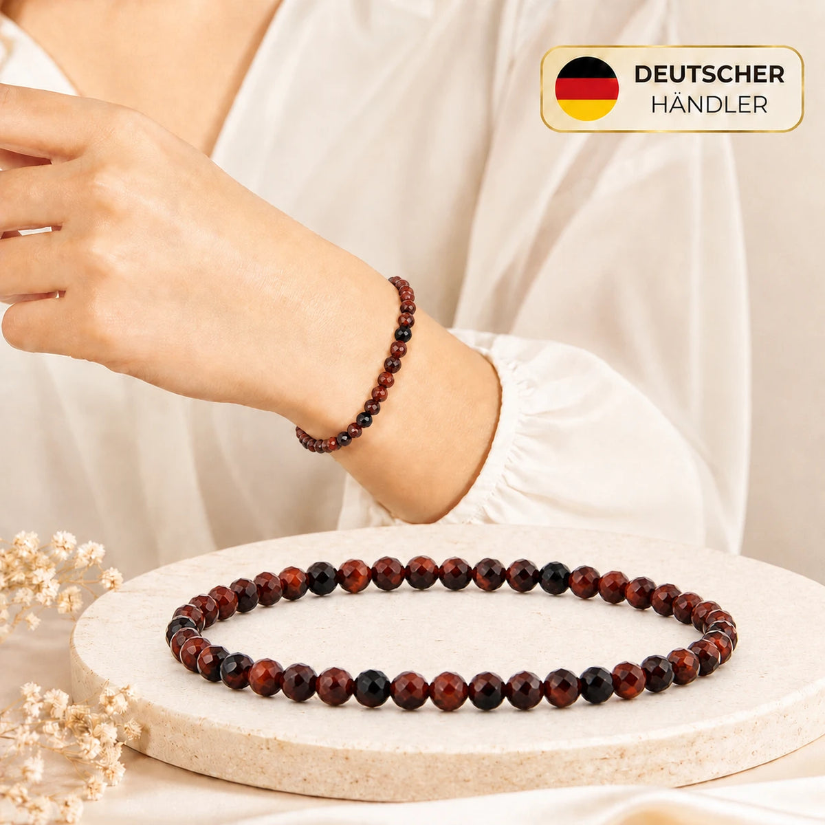 Rotes Tigerauge Armband facettiert – Tragebild und Detailansicht