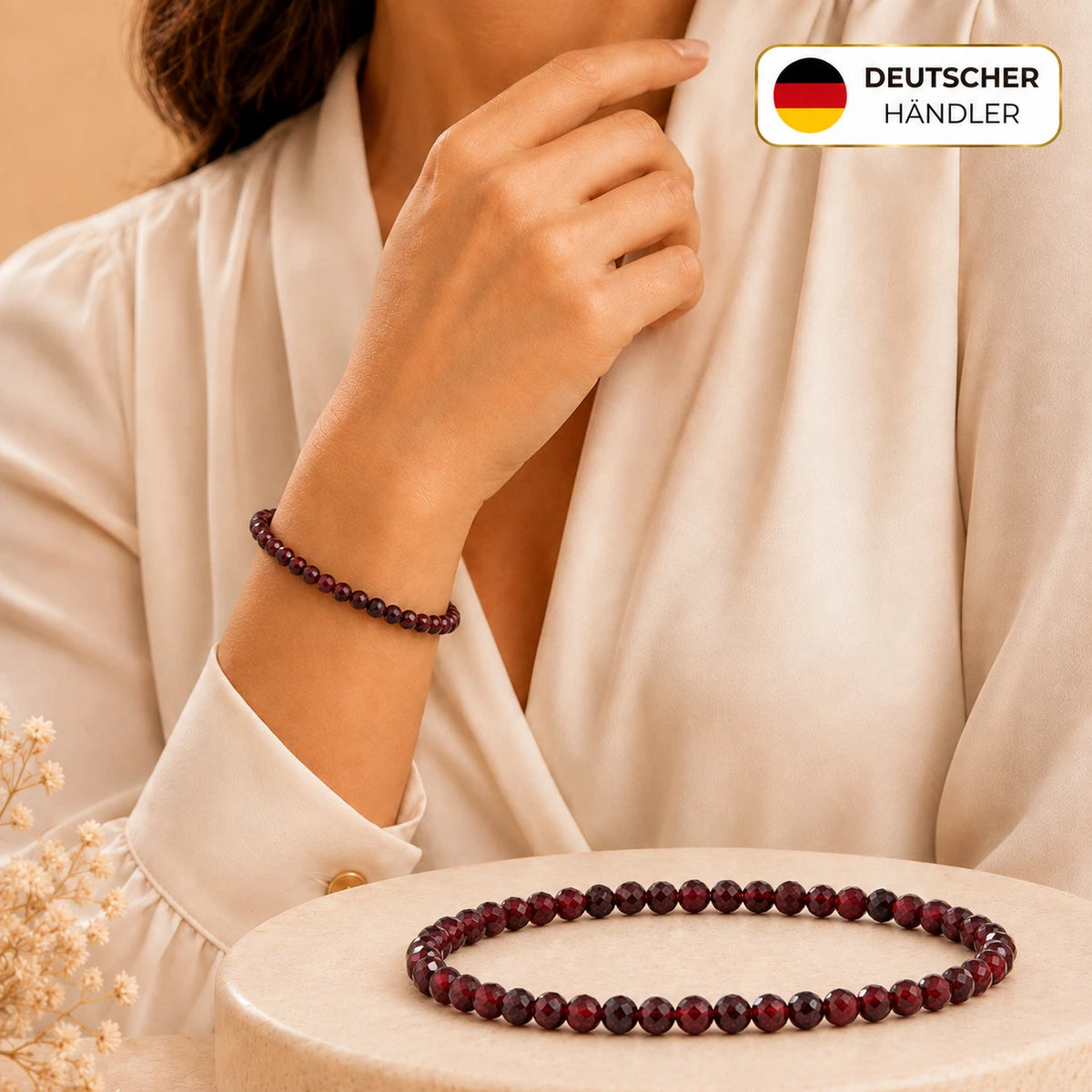 Roter Granat Armband facettiert – Tragebild und Detailansicht