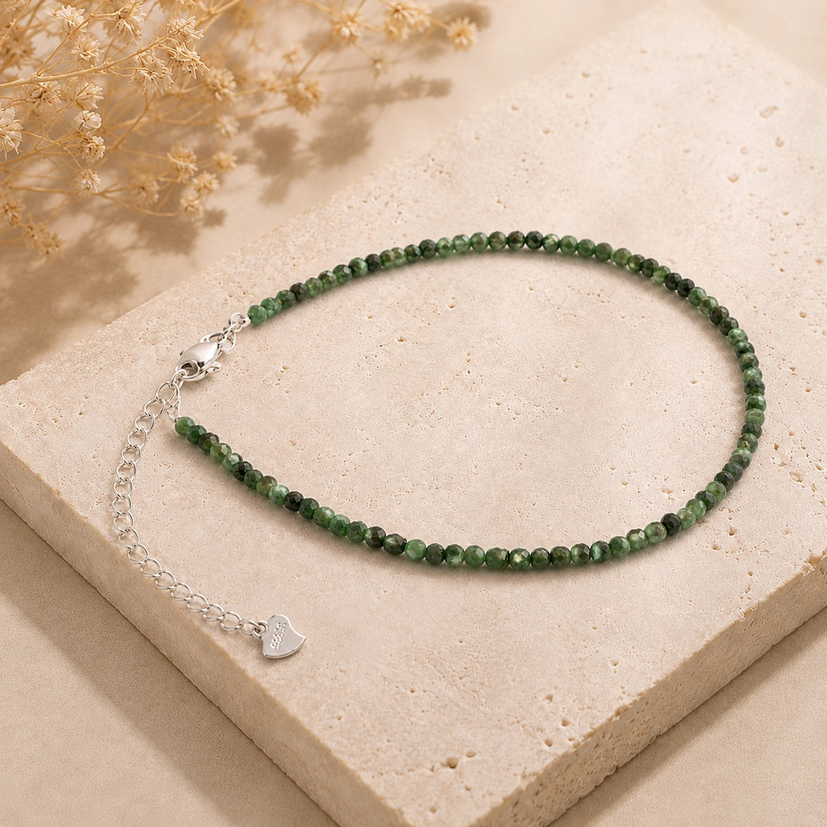 Seraphinit Armband mit 925 Silber – Produktansicht auf heller Steinplatte