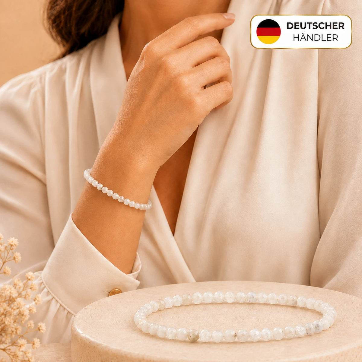Mondstein No. 2 Armband facettiert – Tragebild und Detailansicht